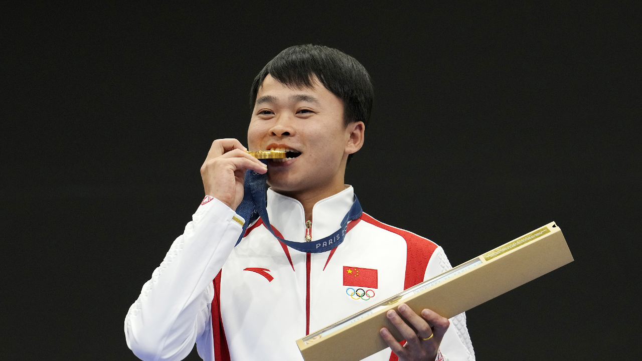 意大利游泳名将深情拥抱金牌,泪洒领奖台的简单介绍 意大利游泳名将深情拥抱金牌,泪洒领奖台的简单介绍