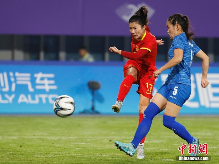足球赛事中，女子运动员表现抢眼