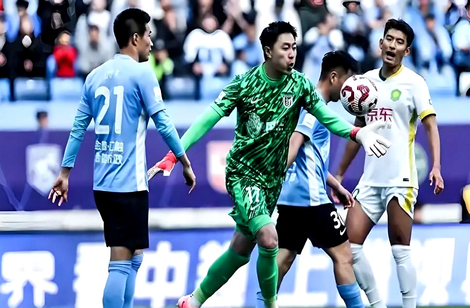 大连人主场击败重庆斯威，取得胜利