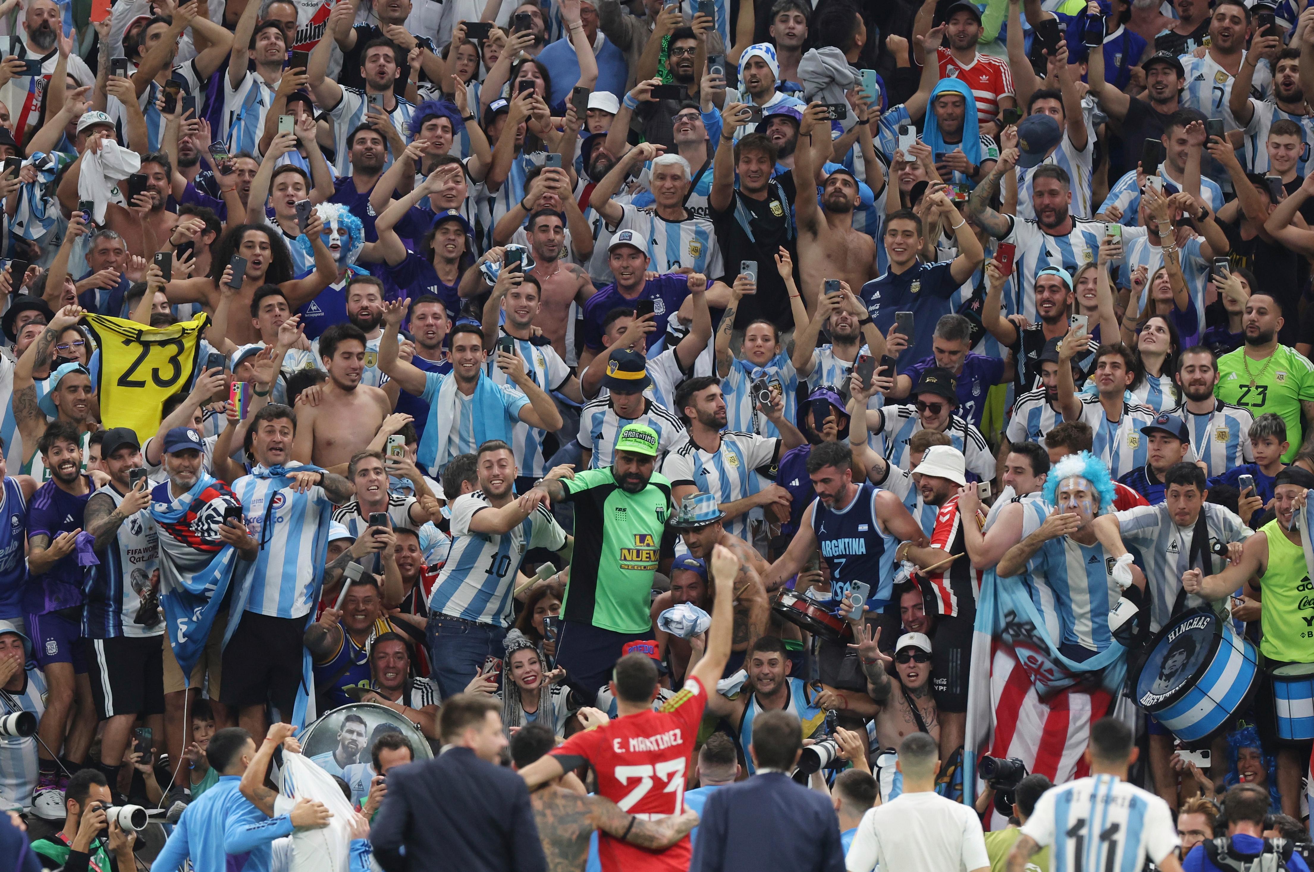 足球比赛的盛况,球迷欢欣鼓舞 足球比赛的盛况,球迷欢欣鼓舞