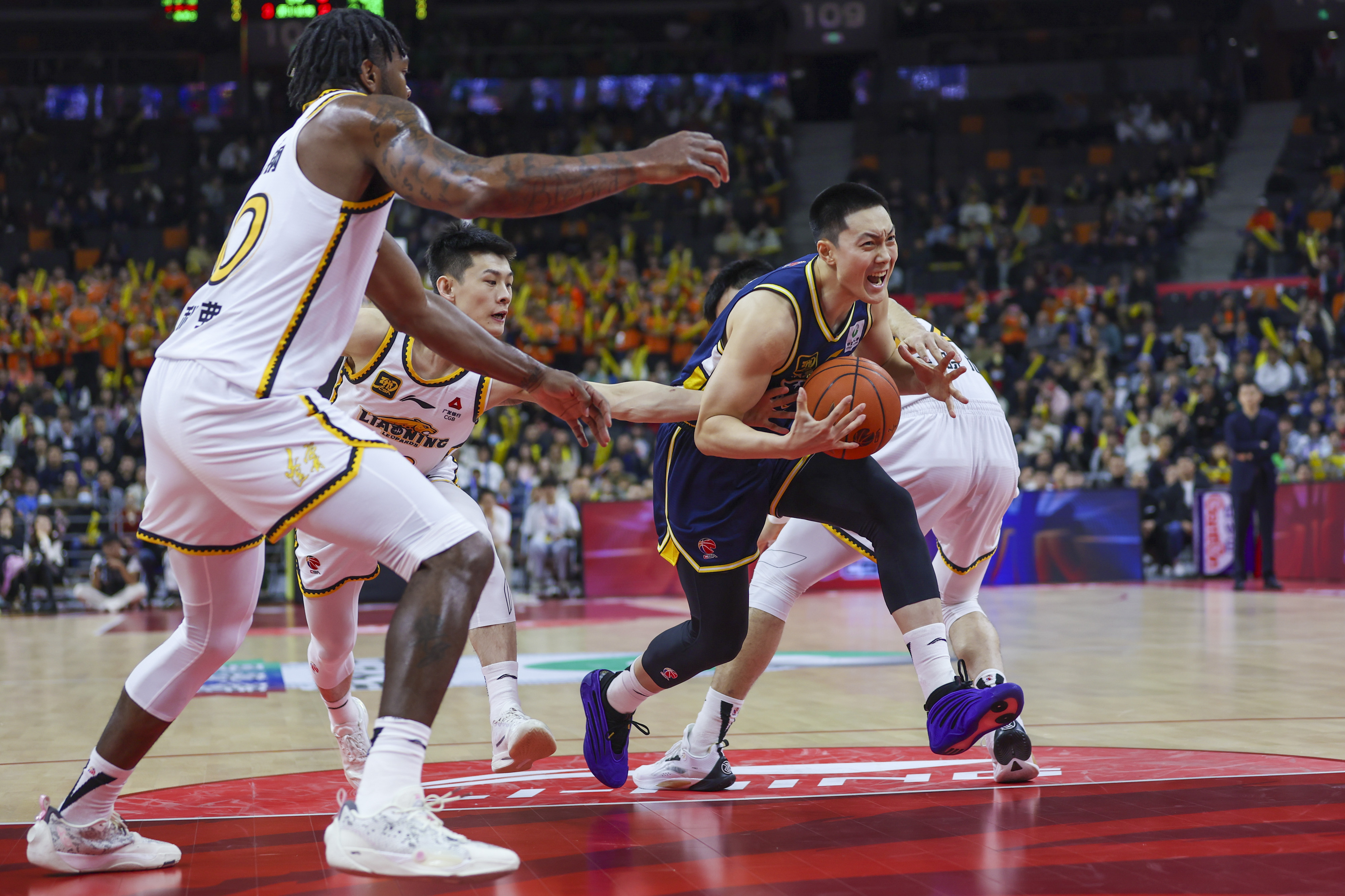 球队合作默契，一同迎来挑战重重的比赛