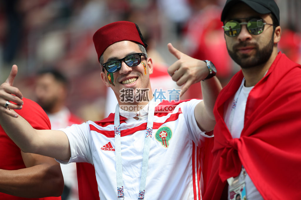 波兰女足球迷热情助威支持国家队