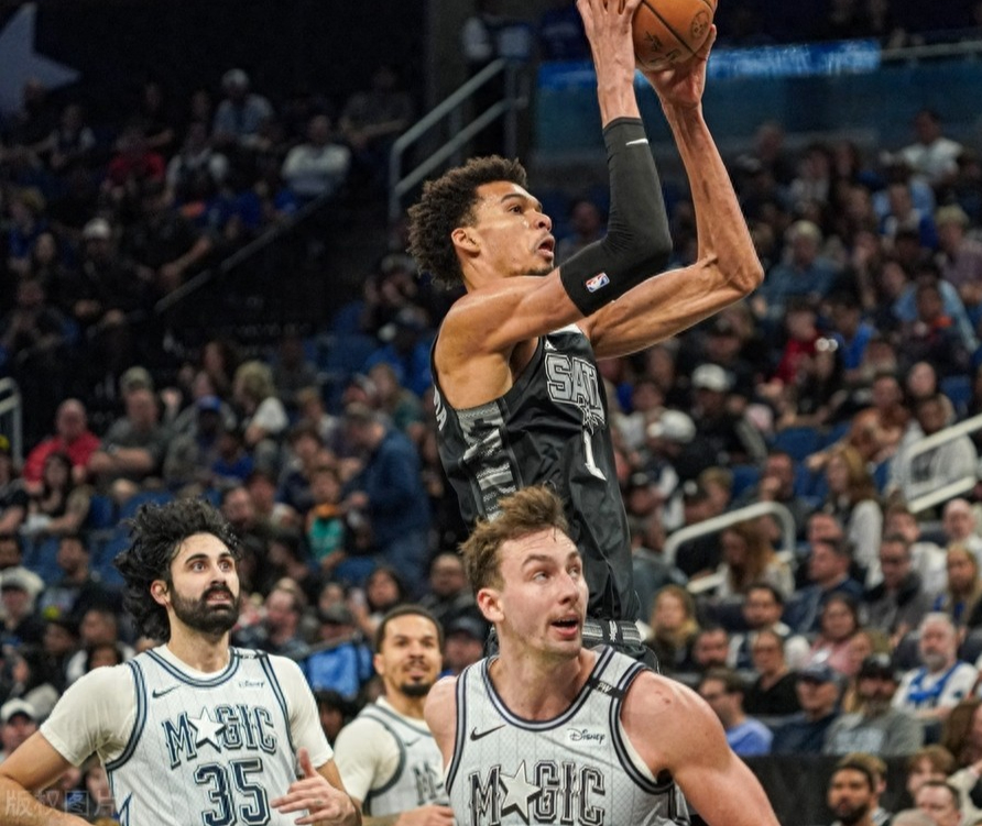 马刺逆转篮网,保罗带队取胜 马刺逆转篮网,保罗带队取胜