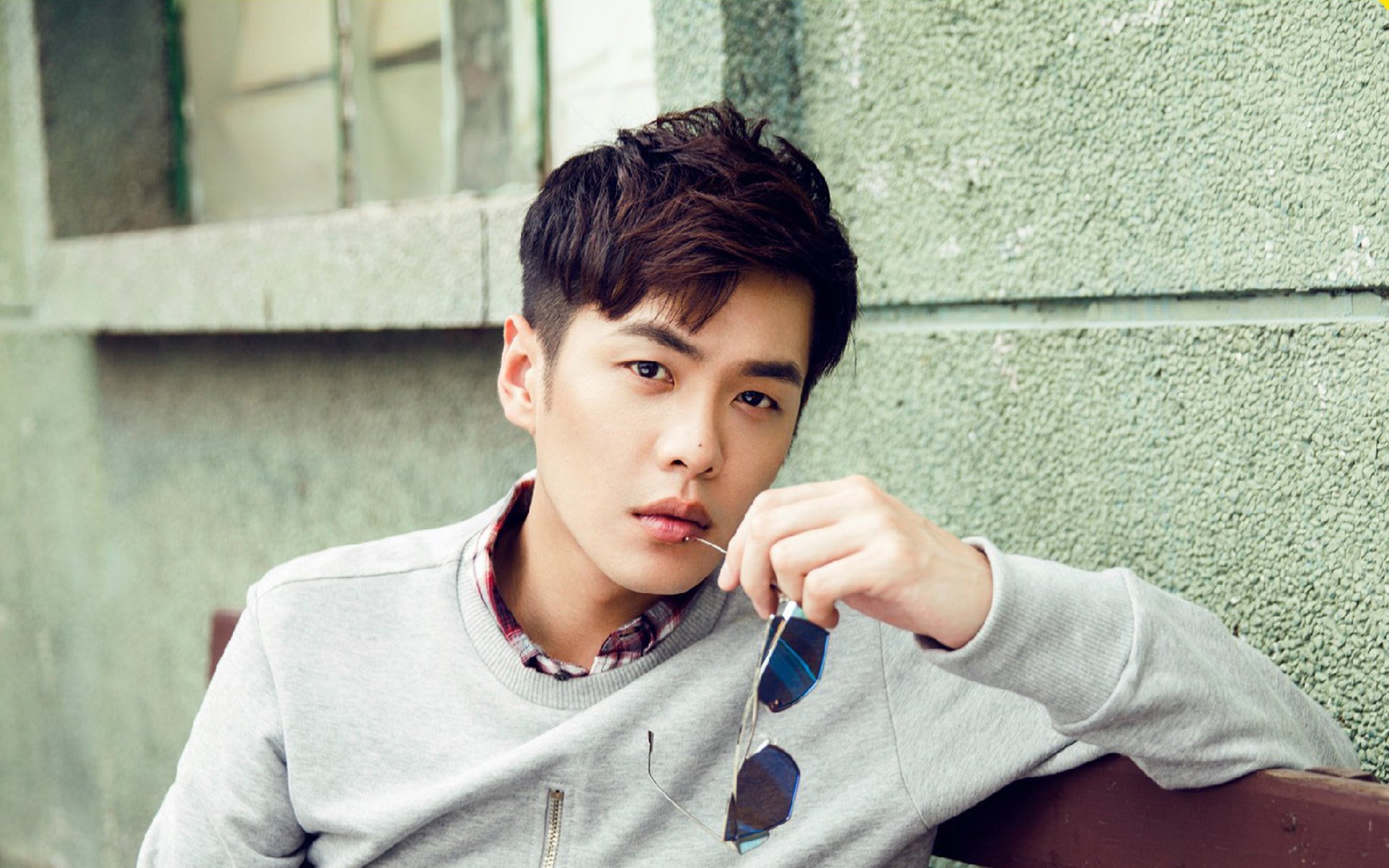 跨界共鸣，当尼克斯的战术铁幕笼罩公牛，约基奇在F1赛道完成降维接管