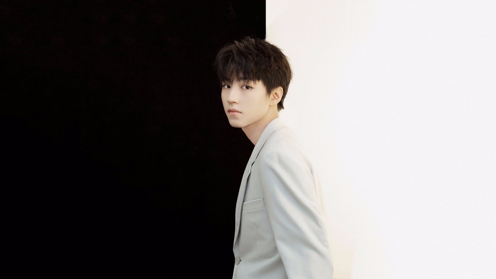 F1新赛季揭幕战之夜，德罗赞在攻防两端的统治力如何映照赛道激情